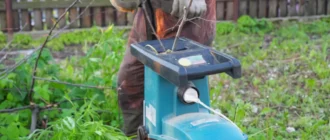 Costruire il terreno del giardino aggiungendo azoto al cippato di legno