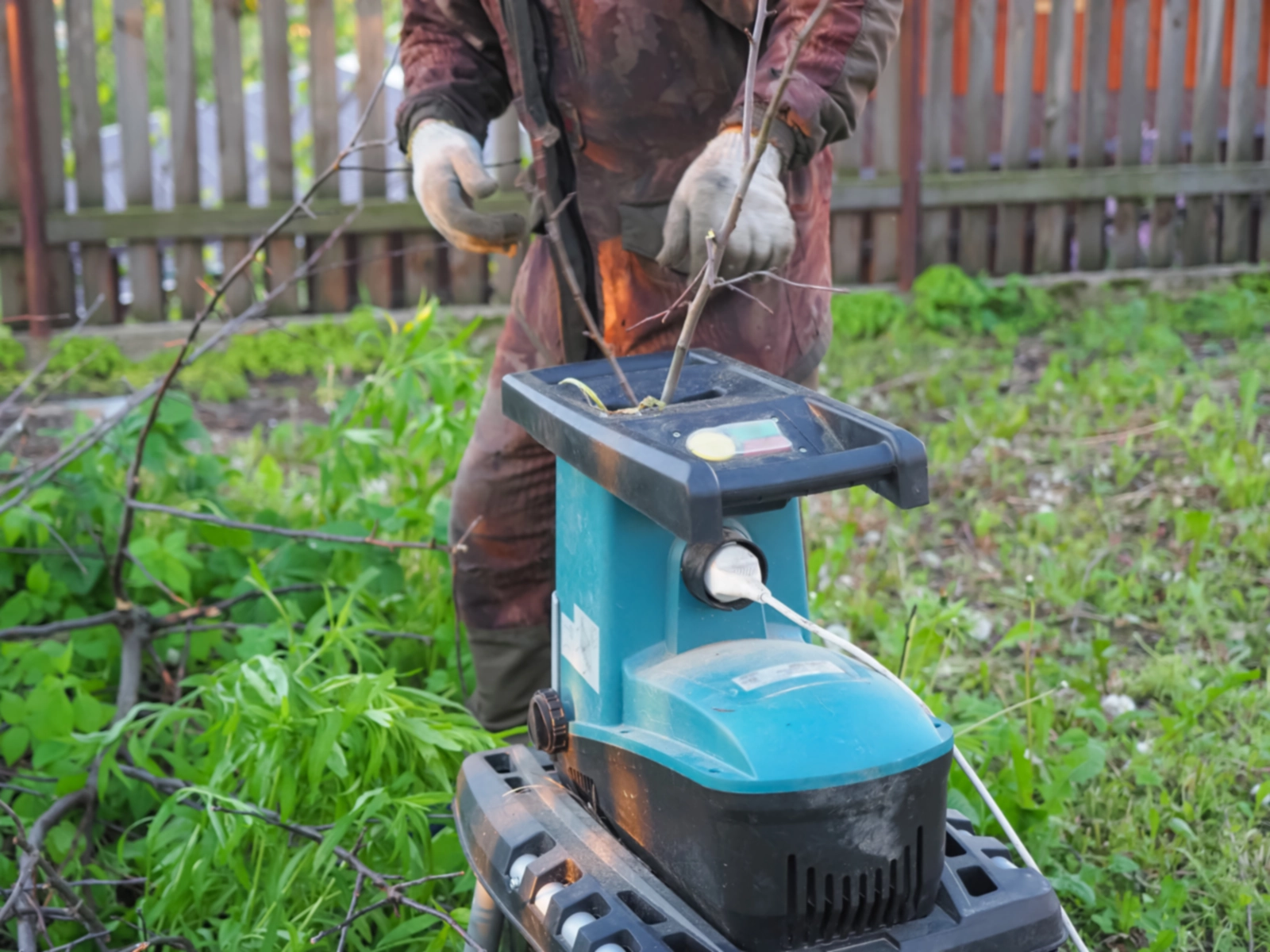 Bauen Sie Ihren Gartenboden auf, indem Sie Holzspäne mit Stickstoff versetzen